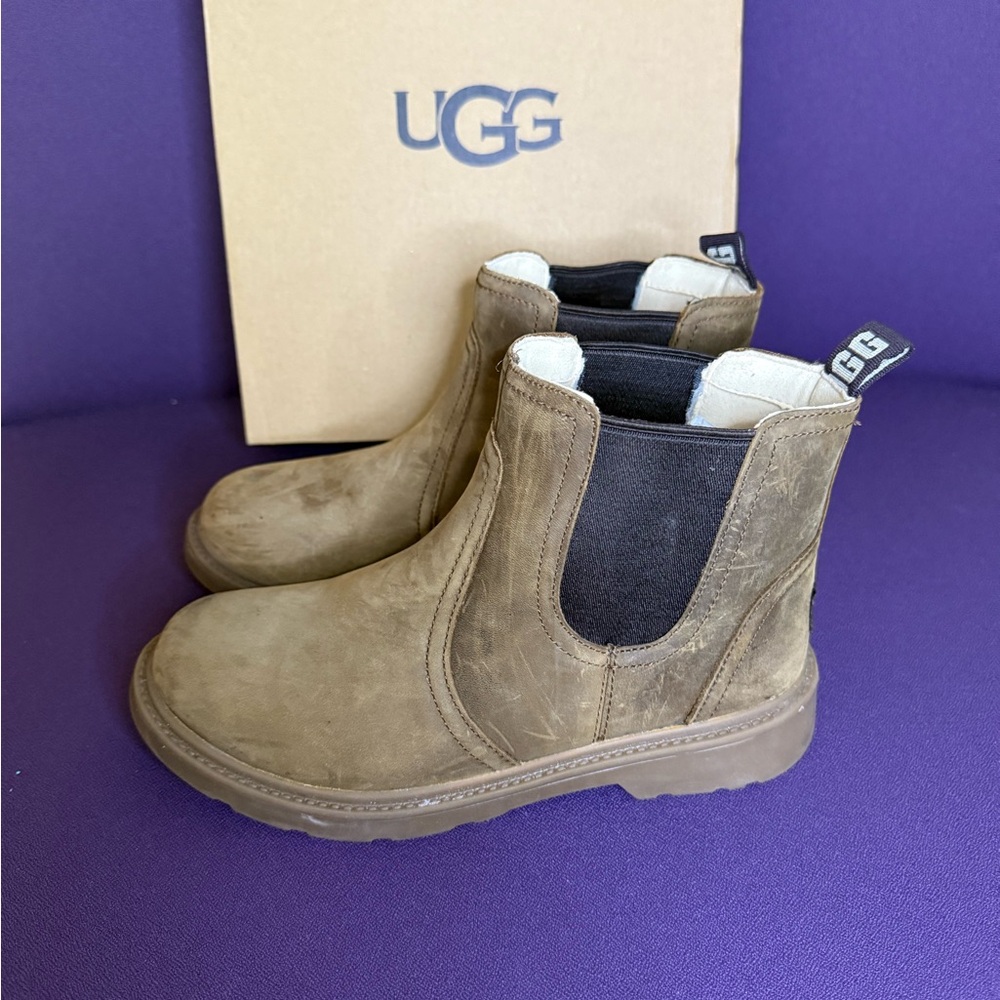 Like new Kid UGG Tan Chelsea Boots size US 3